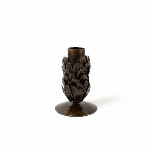 Moonmind – Skovformet Kogle Mellem Lysestage - 4 x 5 x 9 cm